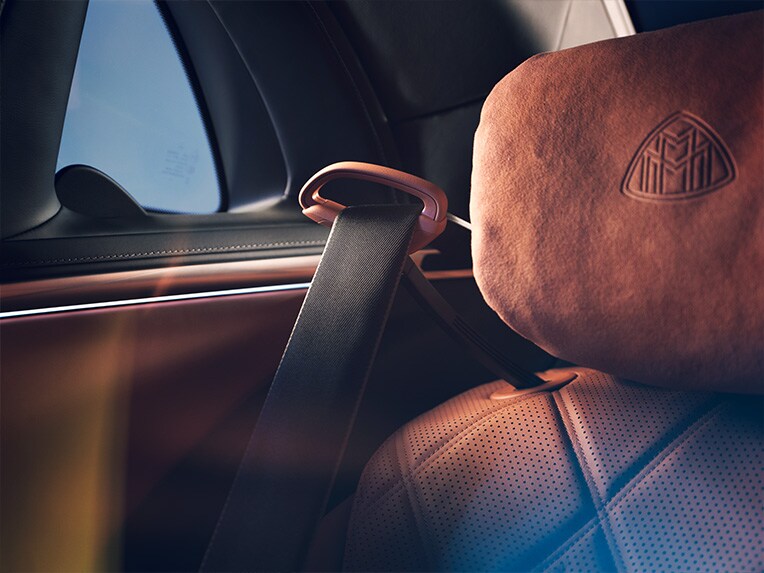 Los aproximadores del cinturón en la parte trasera del Mercedes-Maybach Clase S.