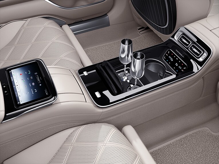 Las copas de champán chapadas en plata del Mercedes-Maybach Clase S.