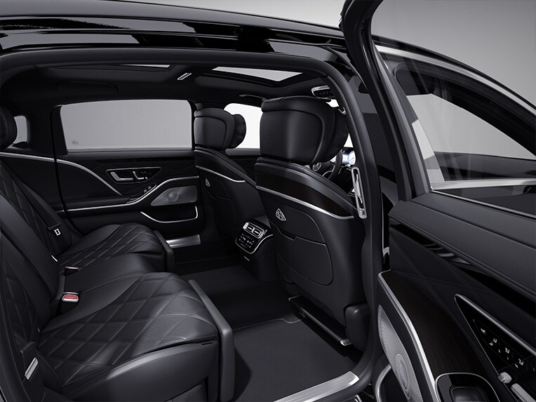 El interior del Mercedes-Maybach Clase S con paquete exclusivo de elementos de adorno.