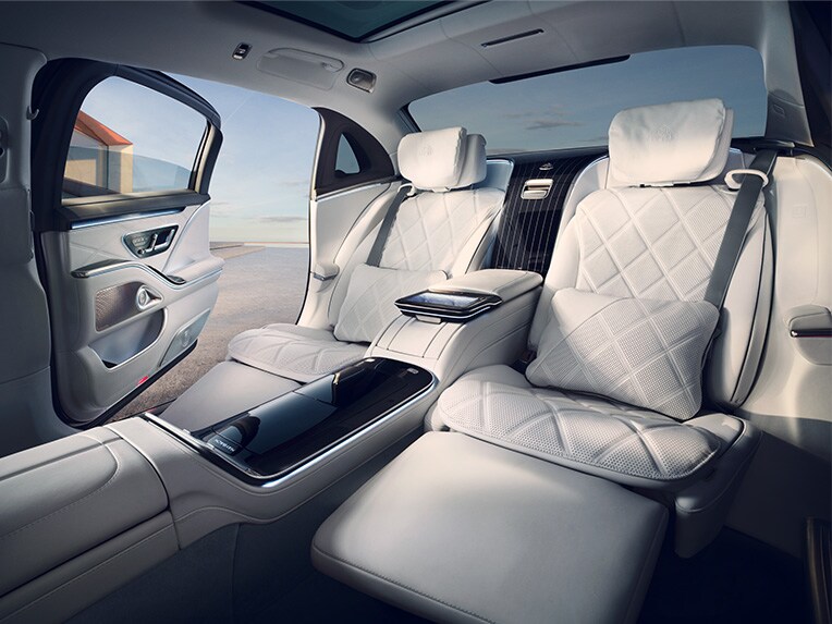 La parte trasera del Mercedes-Maybach Clase S con consola central Business.