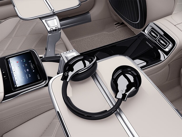 Las mesitas plegables en la parte trasera del Mercedes-Maybach Clase S.