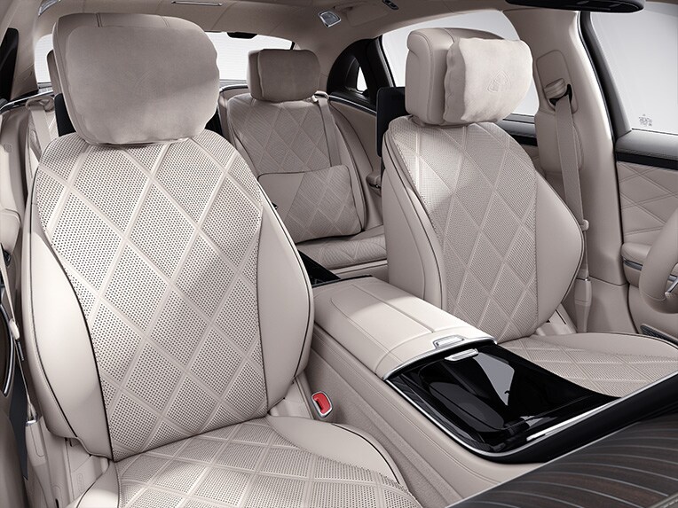 El interior del Mercedes-Maybach Clase S con paquete de cuero MANUFAKTUR.