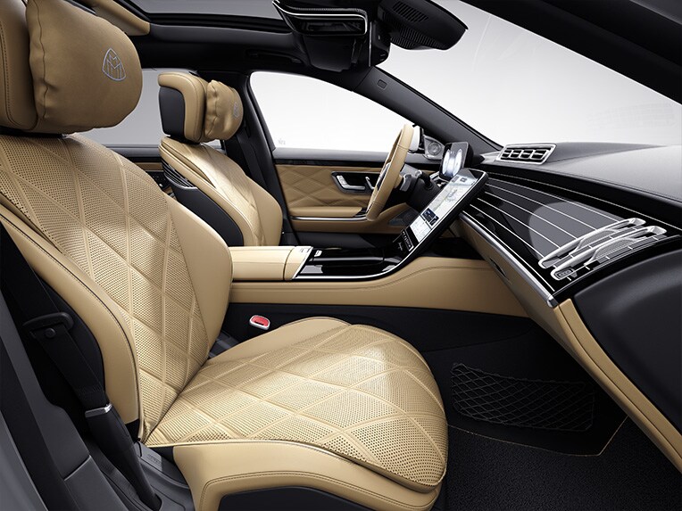 El paquete de equipamiento para el interior MANUFAKTUR en el puesto de conducción del Mercedes-Maybach Clase S.