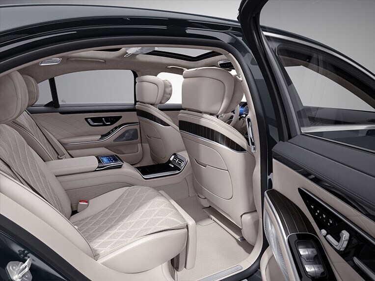 El interior del Mercedes-Benz Clase S Berlina, versión larga, con paquete exclusivo de elementos de adorno.