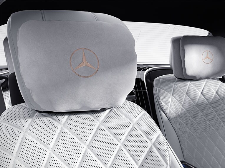 El paquete de emblemas MANUFAKTUR de color dorado de la Clase S Berlina, versión larga, de Mercedes-Benz.