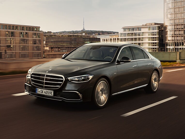 Vista trasera del Mercedes-Benz Clase S Berlina, versión larga.