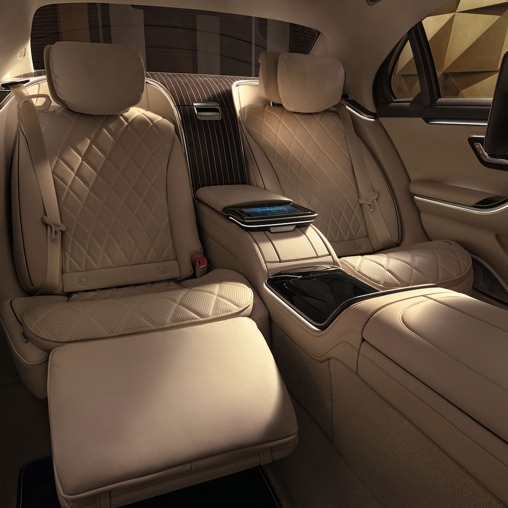 Las plazas traseras First Class con tablet MBUX en la parte trasera en el Mercedes-Benz Clase S Berlina, versión larga.