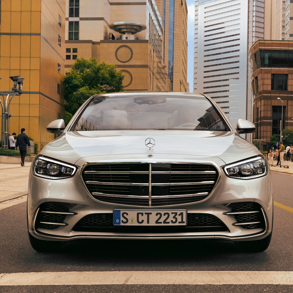 La estrella Mercedes en posición vertical en la clásica calandra del radiador de la Clase S Berlina, versión larga de Mercedes-Benz.