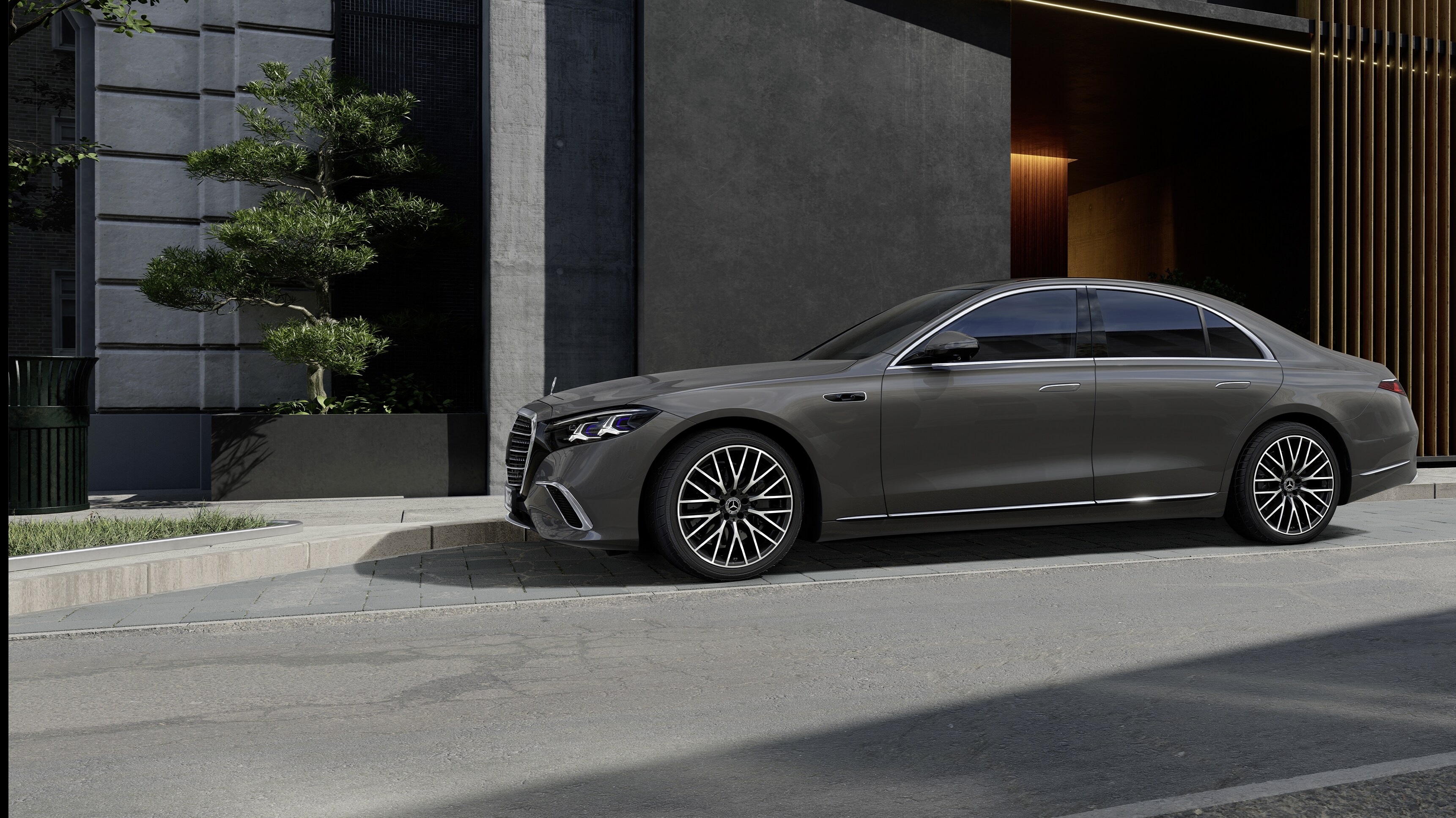 Visual de un Clase S Berlina gris de Mercedes-Benz aparcado en la calle