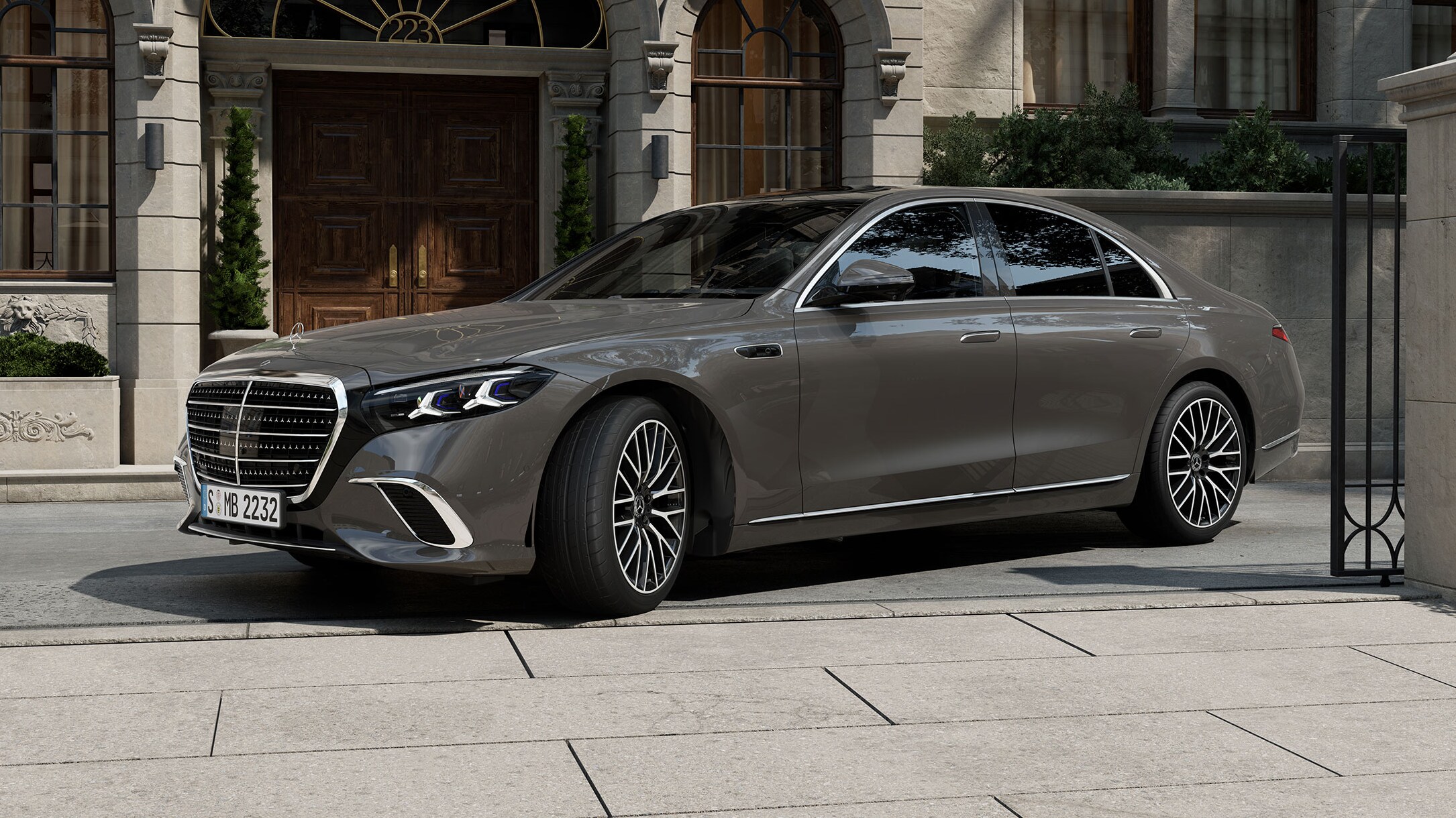 Visual de un Clase S Berlina gris de Mercedes-Benz aparcado en la calle