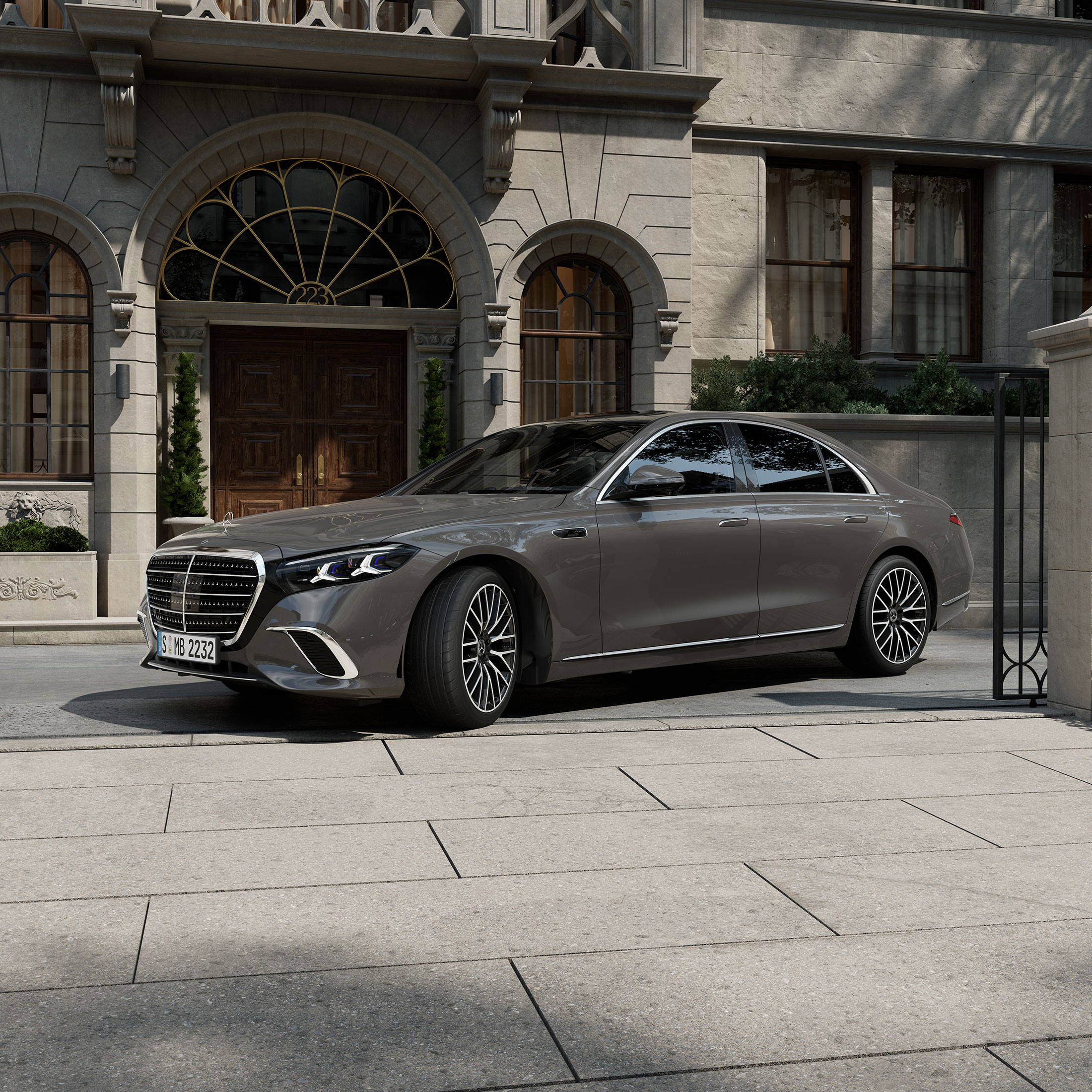 Visual de un Clase S Berlina gris de Mercedes-Benz aparcado en la calle
