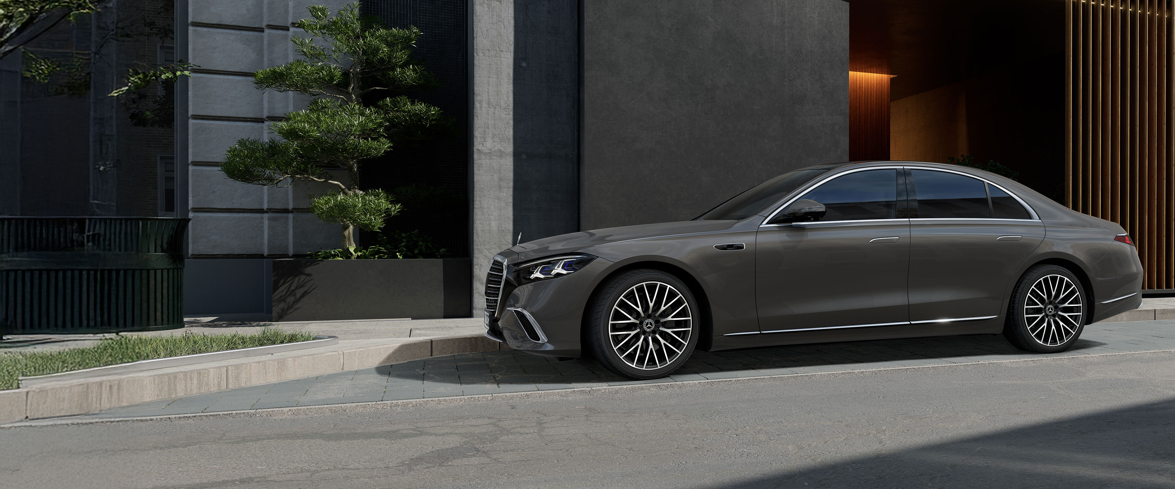 Nuevo Clase S Berlina | Mercedes-Benz Visual de un Clase S Berlina gris de Mercedes-Benz aparcado en la calle