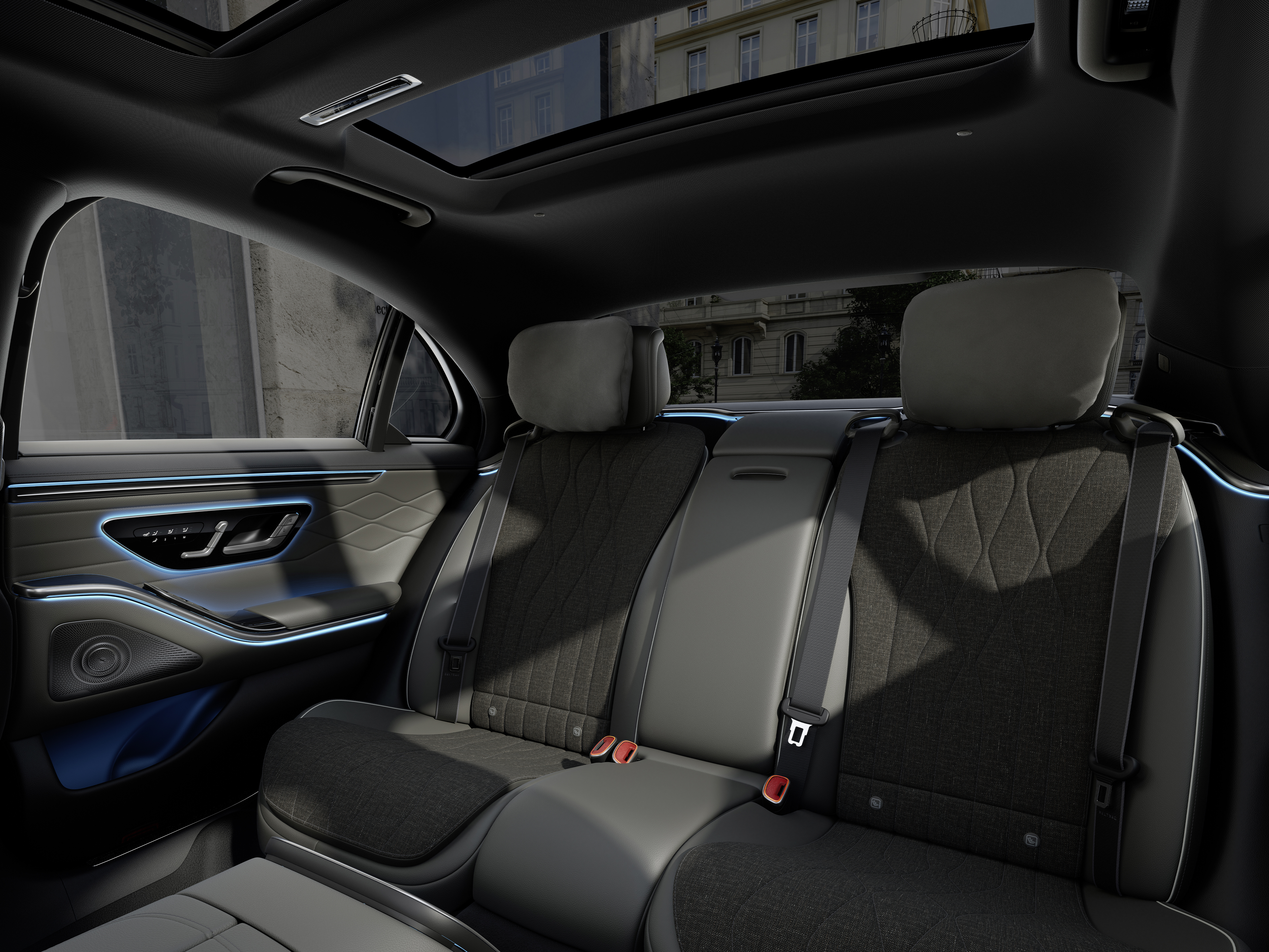 Interior | Clase S Berlina | Mercedes-Benz El puesto de conducción del nuevo berlina de Mercedes-Benz visto desde una perspectiva entre los dos asientos delanteros.