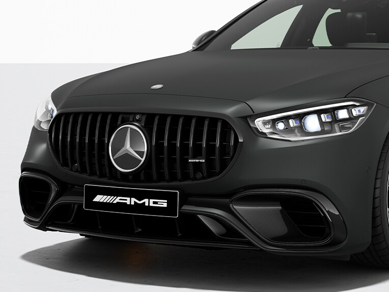 Vista frontal del Mercedes-AMG S 63 E PERFORMANCE Berlina con calandra del radiador específica de AMG cromada en negro.