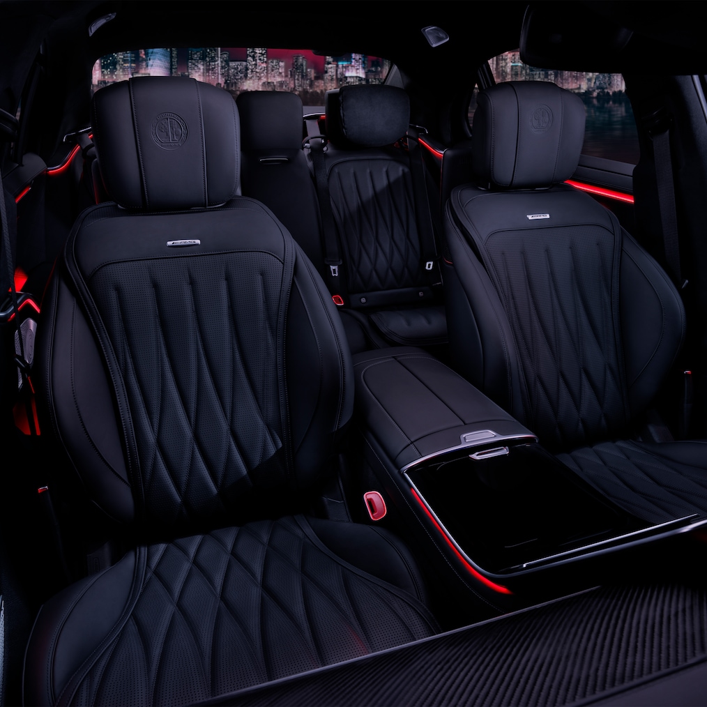 Vista lateral de los asientos delanteros y el puesto de conducción del Mercedes-AMG GLC 63 S E PERFORMANCE.