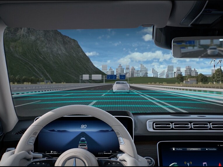 El asistente activo de distancia DISTRONIC en el Mercedes-Benz Clase S Berlina.