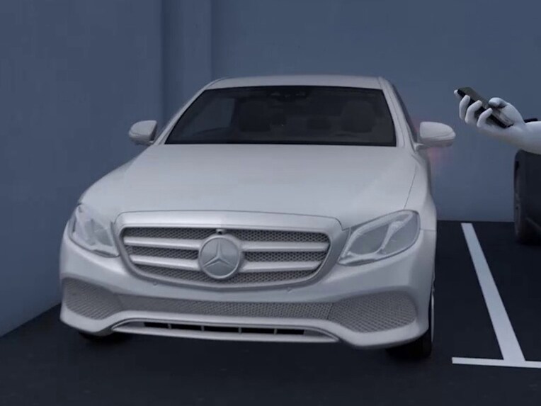 Visualizador del paquete de aparcamiento con funciones de aparcamiento remotas en el Mercedes-Benz Clase S Berlina.