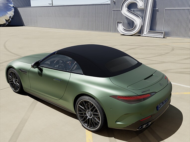 Vista lateral trasera de un Mercedes-AMG SL Roadster.