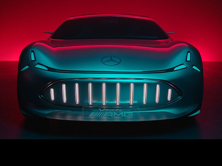 Vista frontal de un modelo híbrido E PERFORMANCE de Mercedes-AMG.
