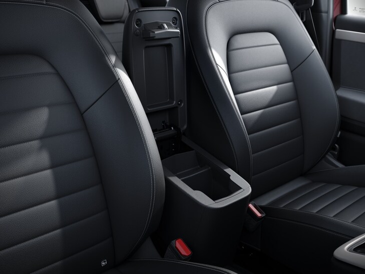 El reposabrazos abierto con compartimento guardaobjetos situado entre el asiento del conductor y el asiento del copiloto en la Clase T.