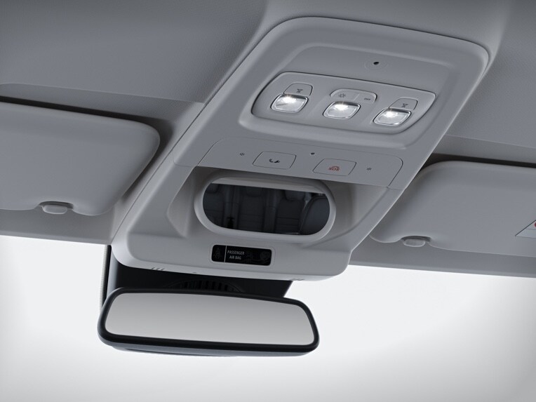 El espejo interior situado sobre el espejo retrovisor interior del puesto de conducción de la Clase T.