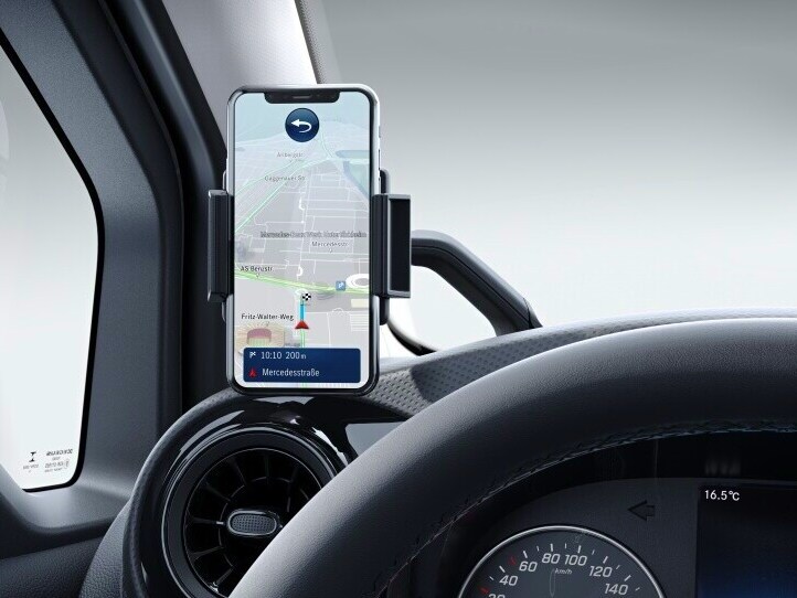 El soporte para smartphone del puesto de conducción de la Clase T.