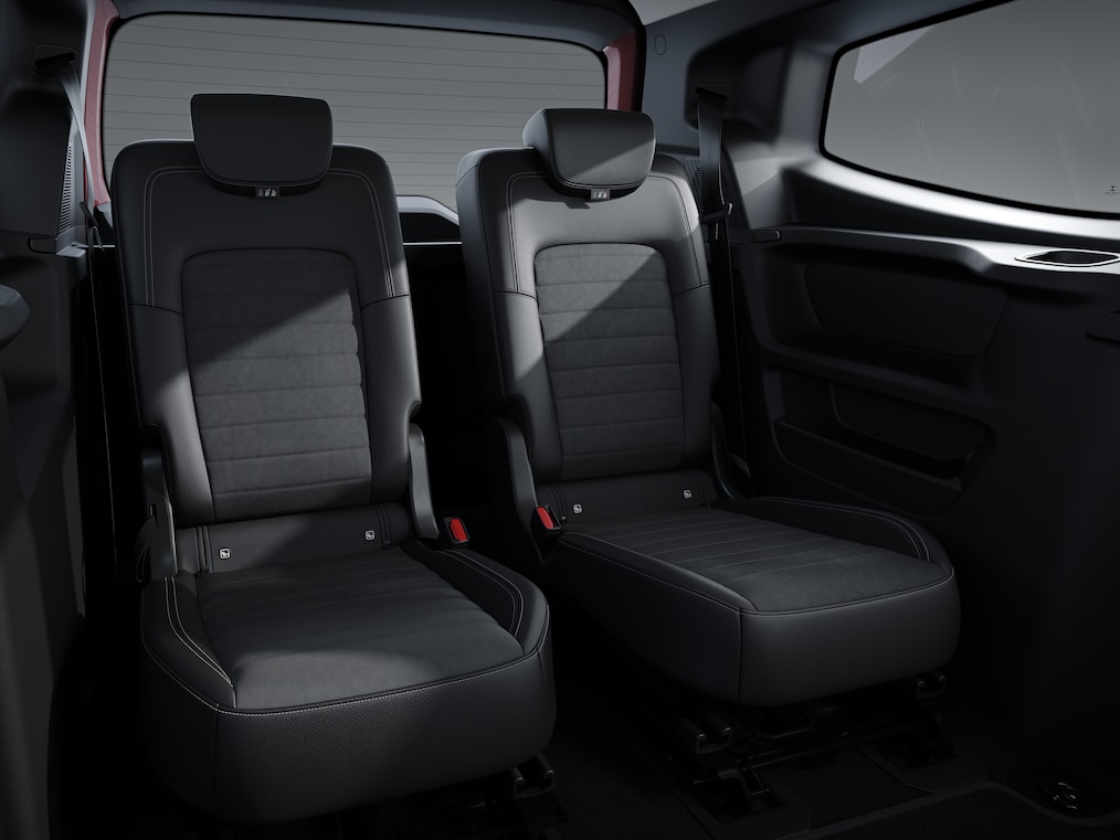 La imagen muestra los asientos traseros individuales de color negro en la 3ª fila de asientos del Mercedes-Benz Clase T.