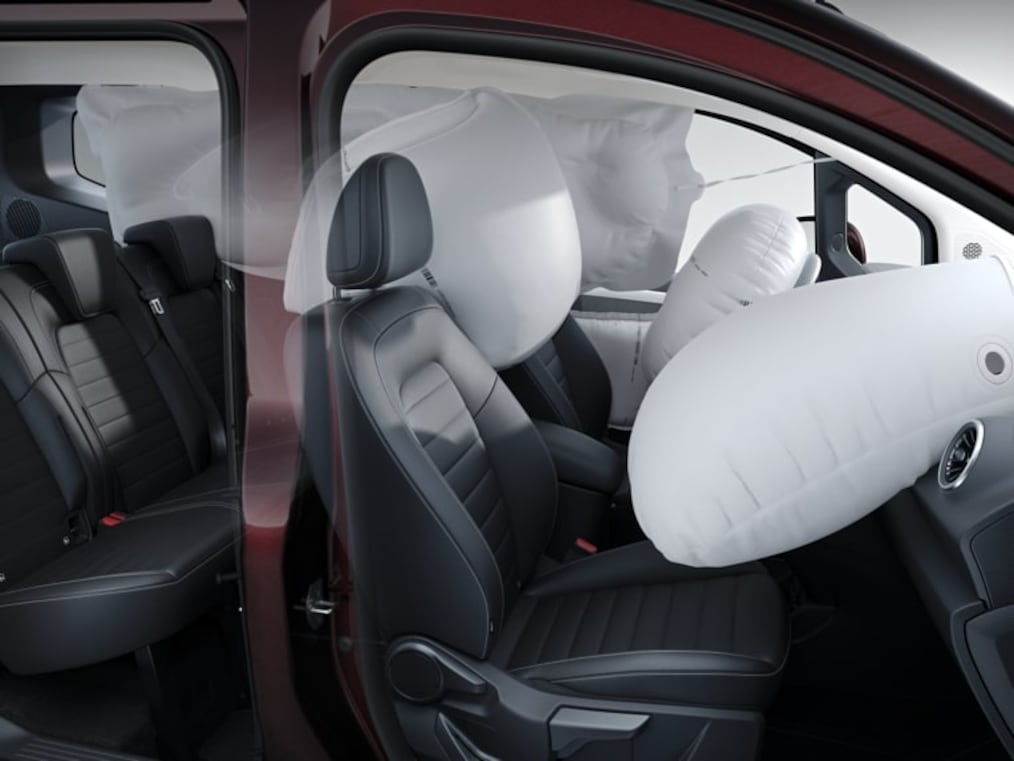 La imagen muestra una ilustración de los airbags en el Clase T de Mercedes-Benz.