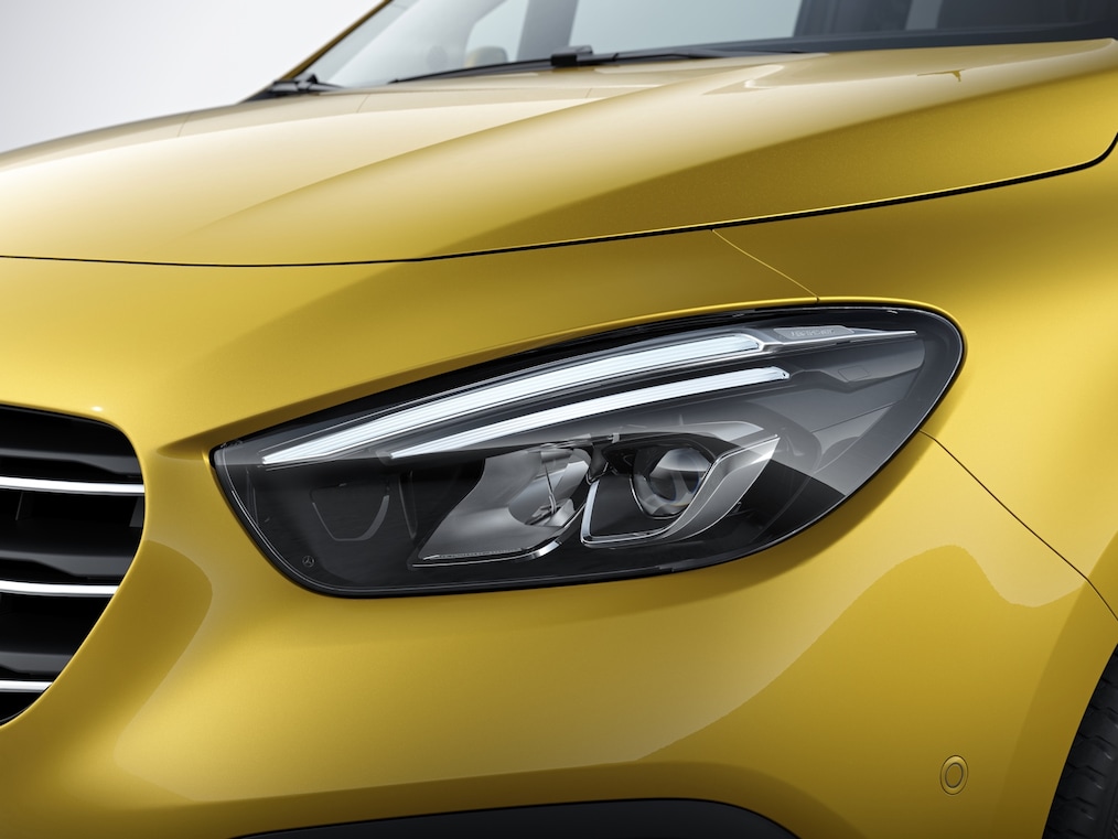 La imagen muestra un primer plano de los faros LED High Performance.