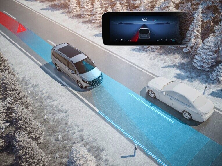 El detector activo de cambio de carril supervisa la zona por delante de tu vehículo y puede protegerte para evitar que salgas involuntariamente de tu carril.