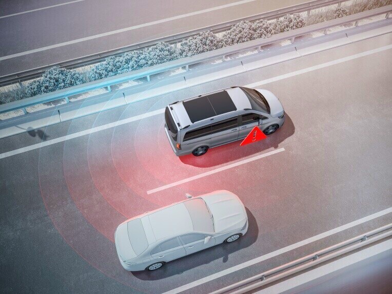 El control de ángulo muerto con alerta de tráfico transversal posterior puede ayudar a evitar accidentes al cambiar de carril y dar marcha atrás.
