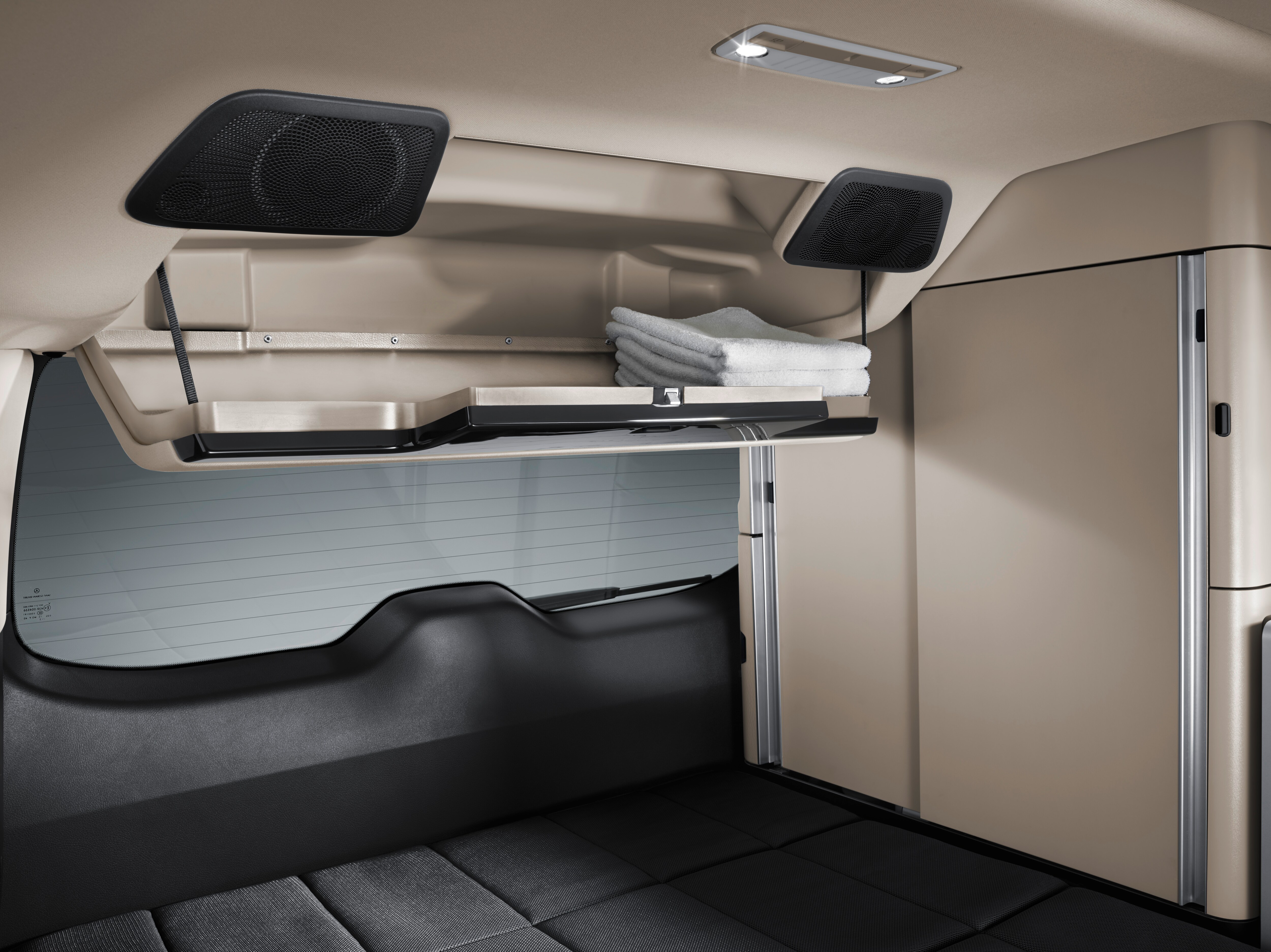 Mercedes-Benz Marco Polo con compartimento de almacenamiento en el techo, que ofrece un práctico espacio en la parte superior.