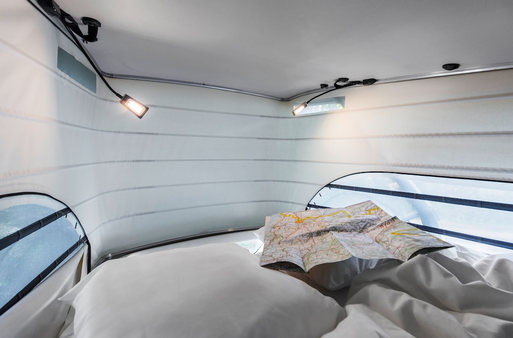 La cama de techo de la Marco Polo con luces LED y difusores de ventilación a izquierda y derecha.