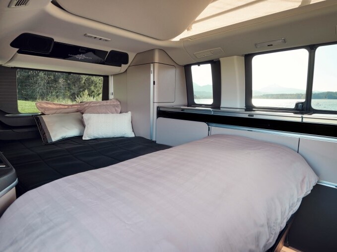 Mercedes-Benz Marco Polo con cama inferior, que ofrece una zona de descanso espaciosa y cómoda.