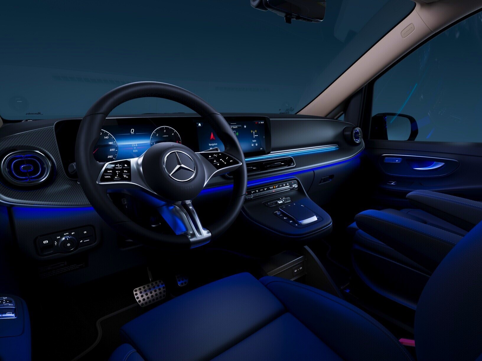 Iluminación de ambiente con 64 colores en el puesto de conducción y en la parte trasera de la Clase V de Mercedes-Benz.