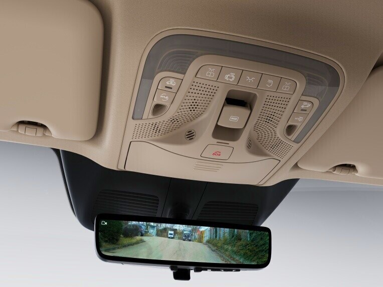 El campo visual mucho mayor del retrovisor interior digital puede ofrecerte una mejor visión del tráfico que circula por detrás de tu vehículo.