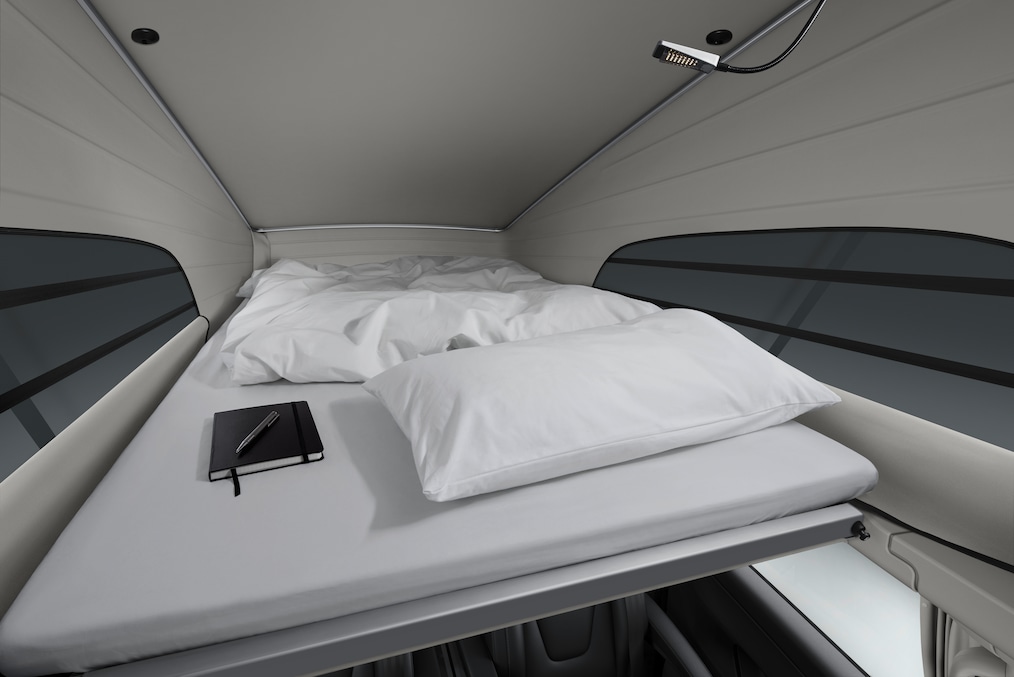 La cama de techo del Clase V Marco Polo HORIZON con luz LED y orificios de ventilación a izquierda y derecha.