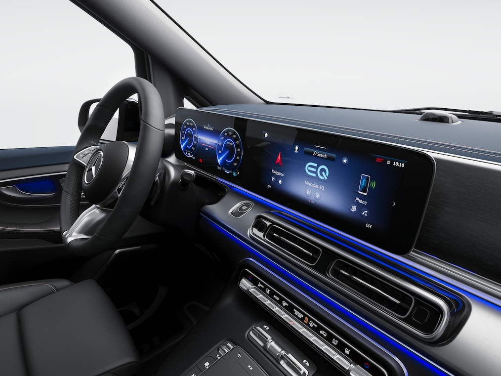 Con el puesto de conducción widescreen, el cuadro de instrumentos y la pantalla multimedia se fusionan en una única unidad visual bajo una superficie continua de cristal.