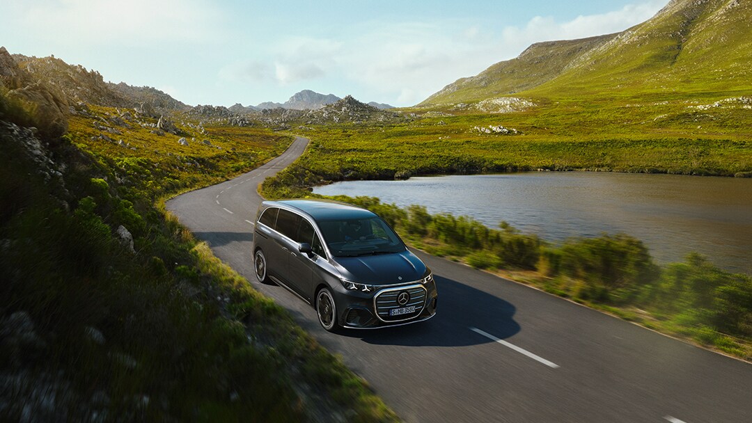 visual a larga distancia de un VLE en color gris por una carretera de montaña