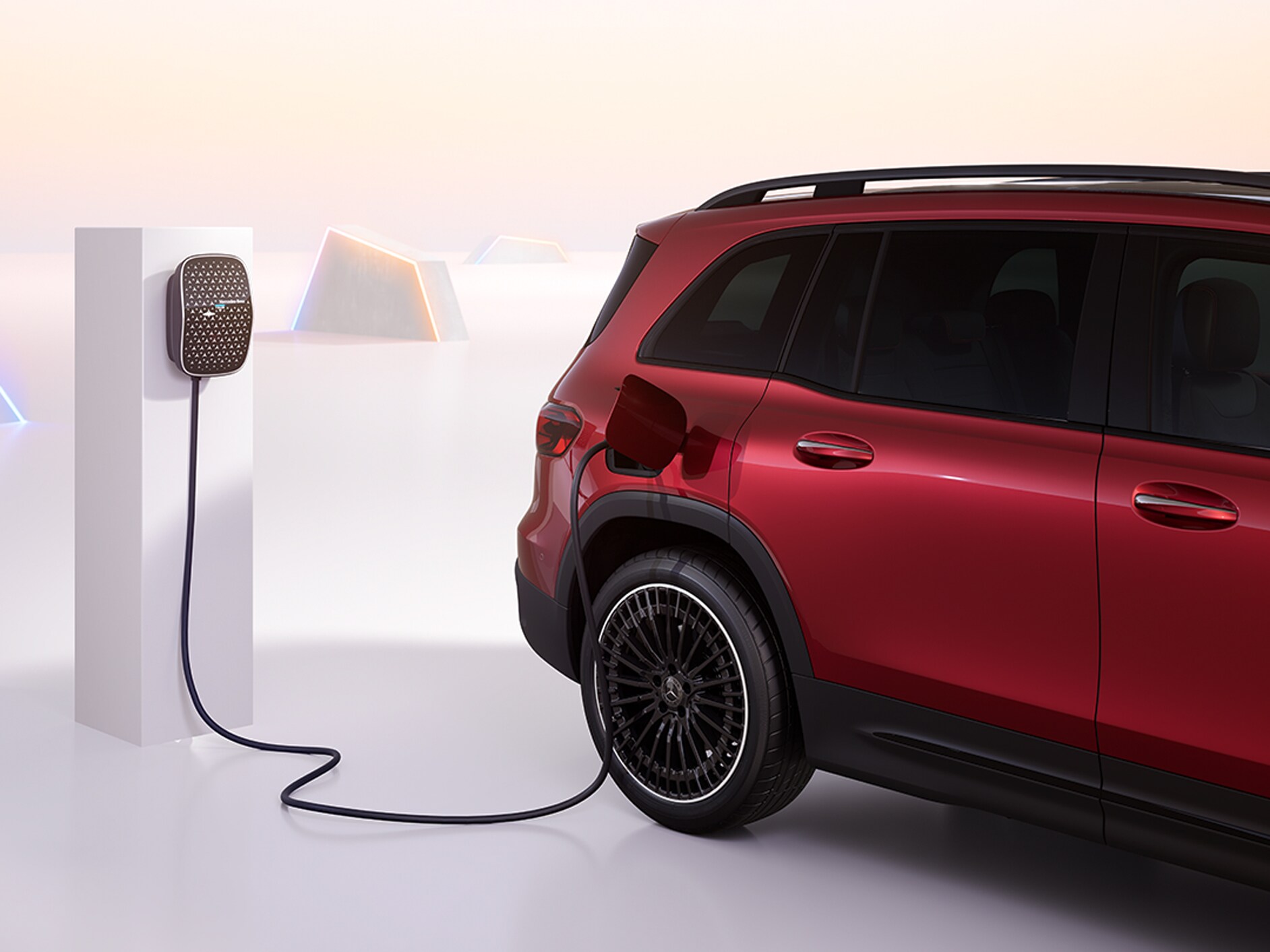 El coche eléctrico EQB cargándose en una Mercedes-Benz Wallbox.