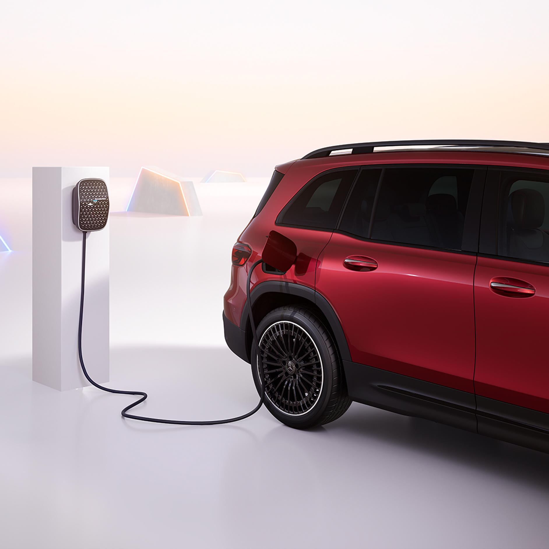 Carga | Coches eléctricos | Mercedes-Benz El coche eléctrico EQB cargándose en una Mercedes-Benz Wallbox.