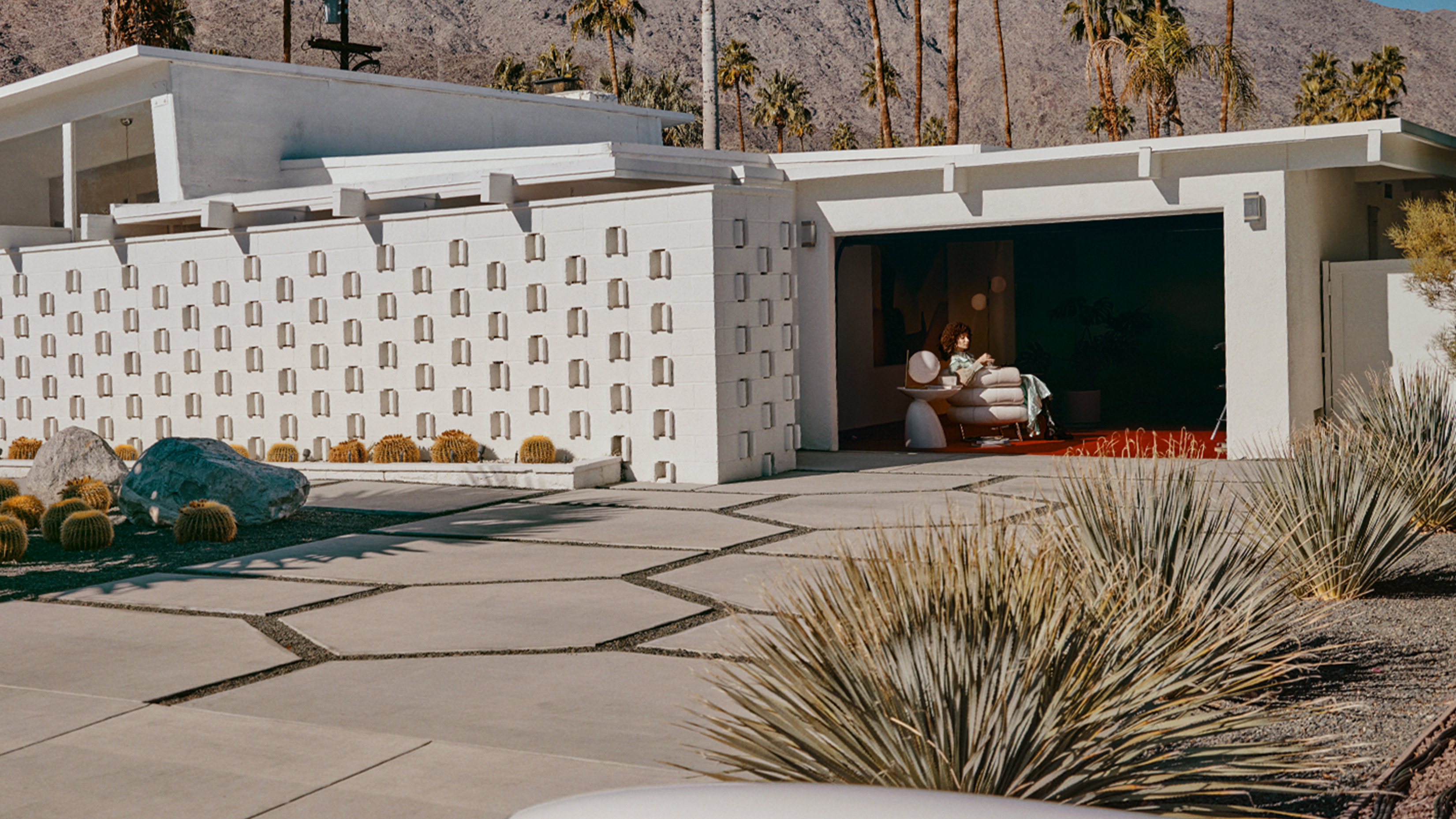 En el garaje mágico de Mercedes se gestan innovaciones y tecnologías, y se respira la fascinación de la conducción. El garaje de la casa de diseño blanca está abierto