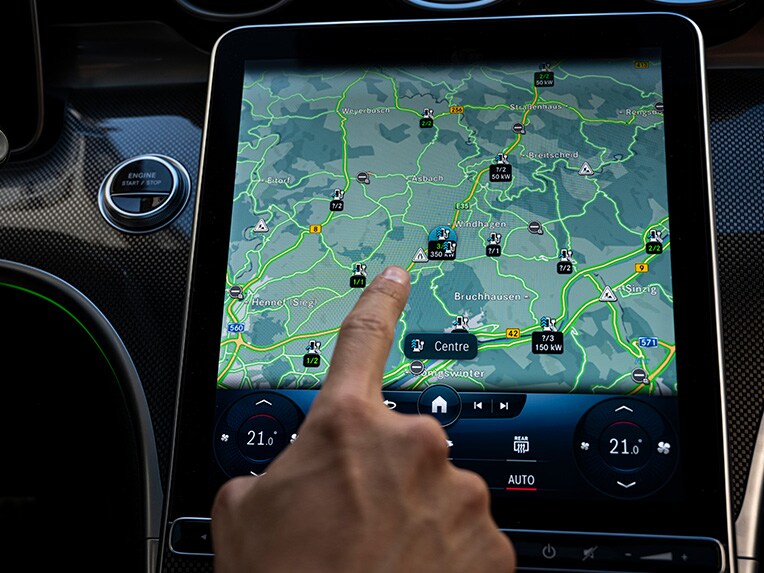 El visualizador central en un vehículo Mercedes-Benz.