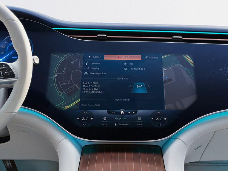 El habitáculo de un vehículo Mercedes-Benz.