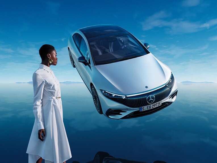 El EQS 100% eléctrico de Mercedes-Benz posa en su mundo EQ azul, sobre un suelo reflectante.