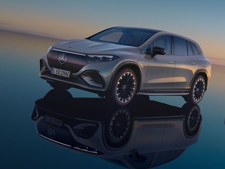 El EQS SUV eléctrico de Mercedes-Benz posa en su mundo EQ, sobre un suelo reflectante.