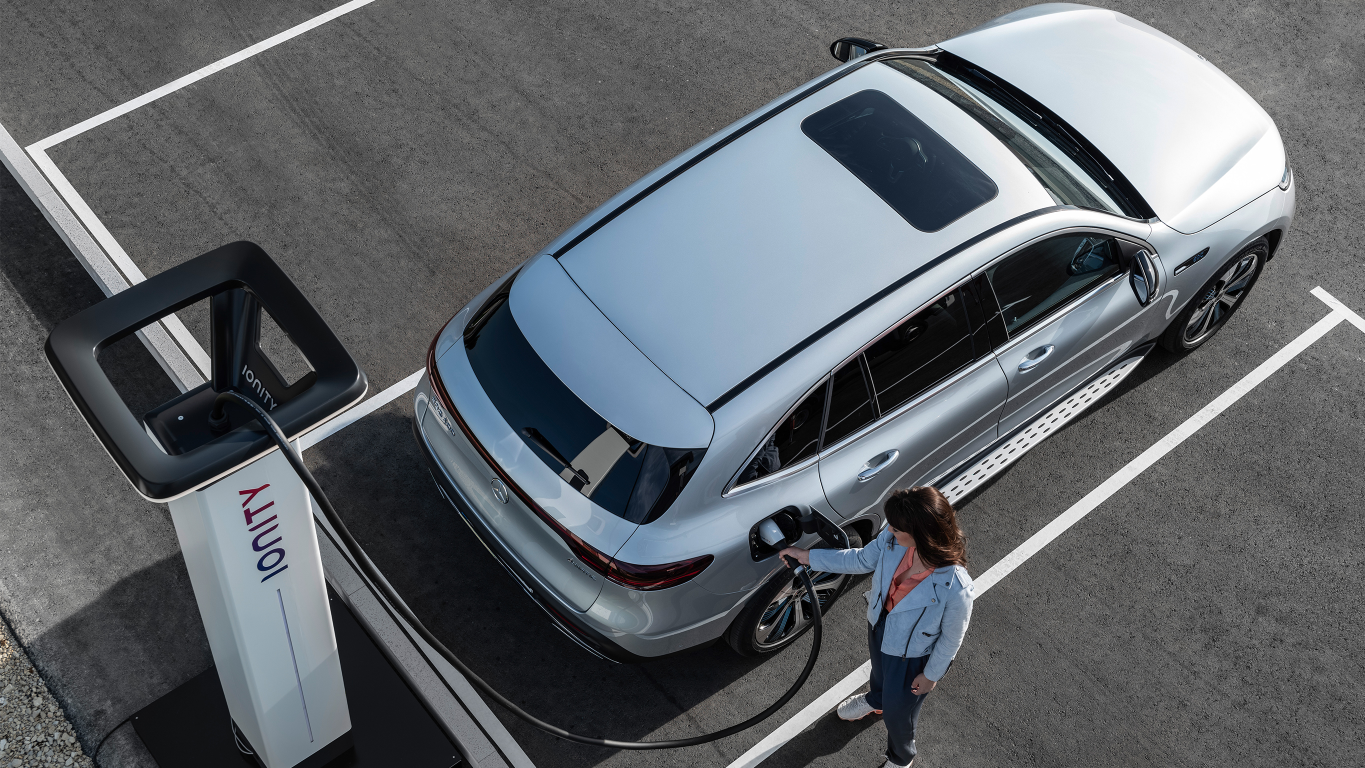 Carga en estaciones públicas con Mercedes-Benz y IONITY Una persona cargando un Mercedes-Benz en una estación de carga IONITY