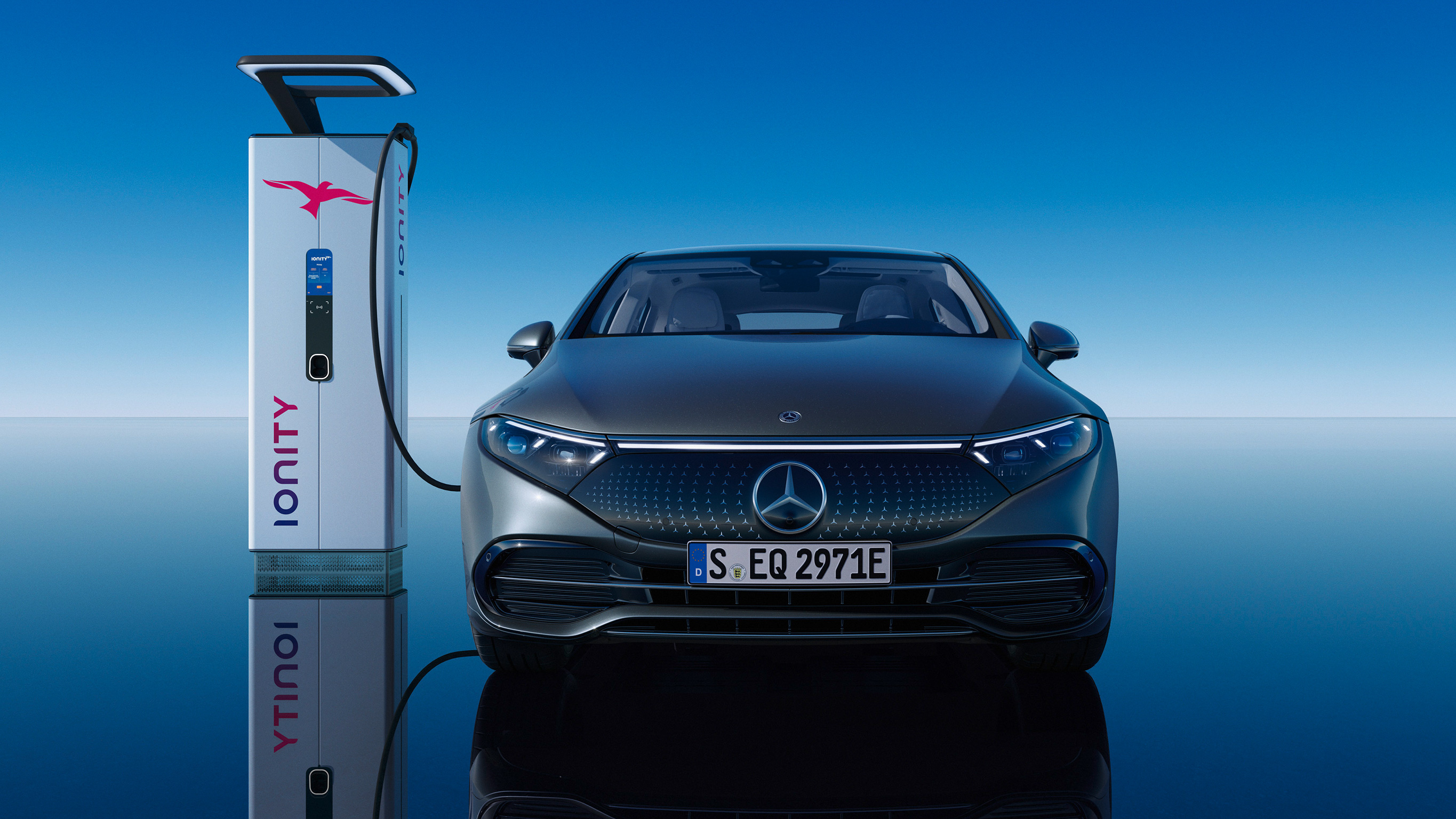 Un EQS de Mercedes-Benz cargando Un Mercedes-Benz EQS cargando en una estación de carga IONITY