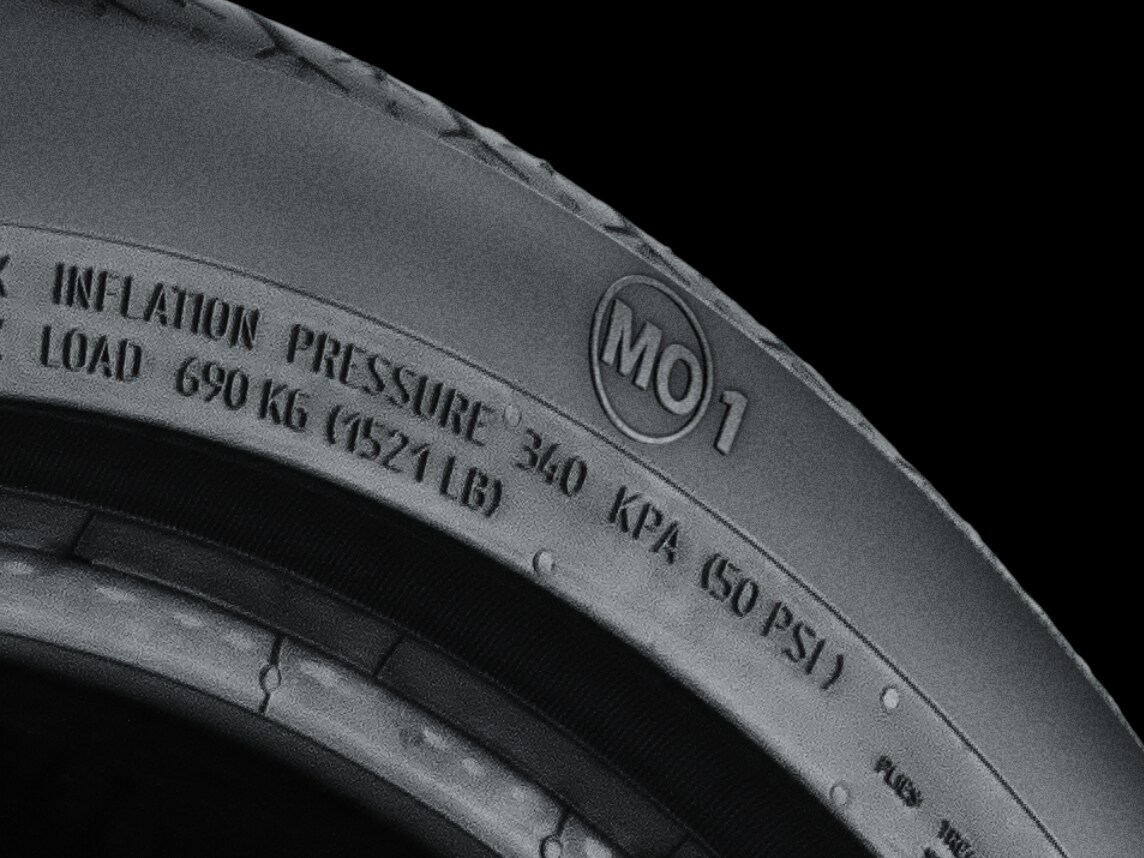 Primer plano de un neumático MO1 de Mercedes-Benz.
