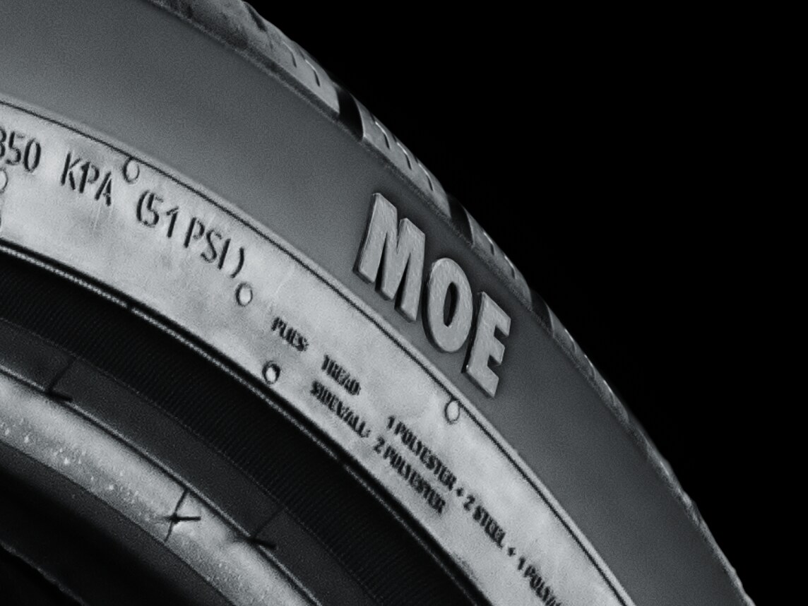 Primer plano de un neumático MOE de Mercedes-Benz.